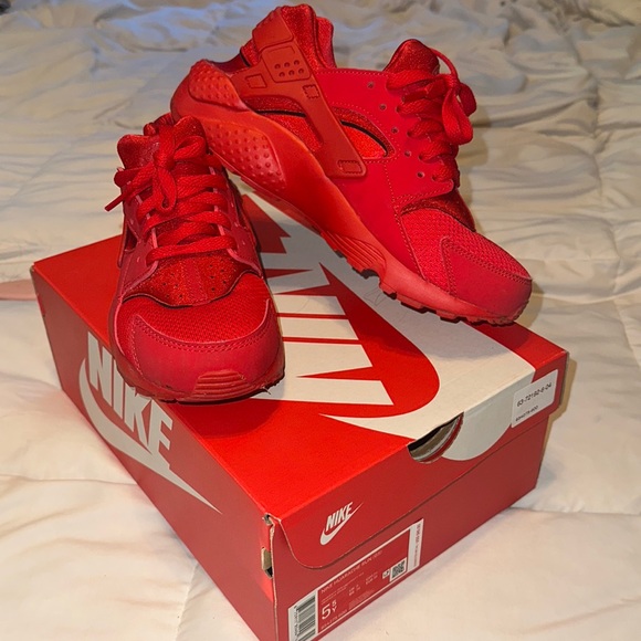 NEW Nike Huarache size 5.5 youth - Picture 1 of 2